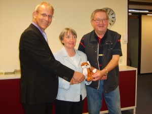 Dr. Christoph Humburg, Ruth Heinisch und Dr. Sonnenschein mit dem Hospizmaskottchen ( v.l.n.r.)