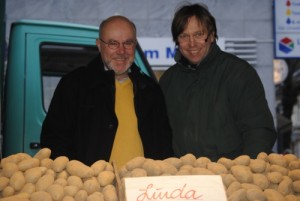 Gehören praktisch zur Familie: Kartoffel Linda mit Olaf Link (li.) und Herbert Ferres (re.) Bild: LVR