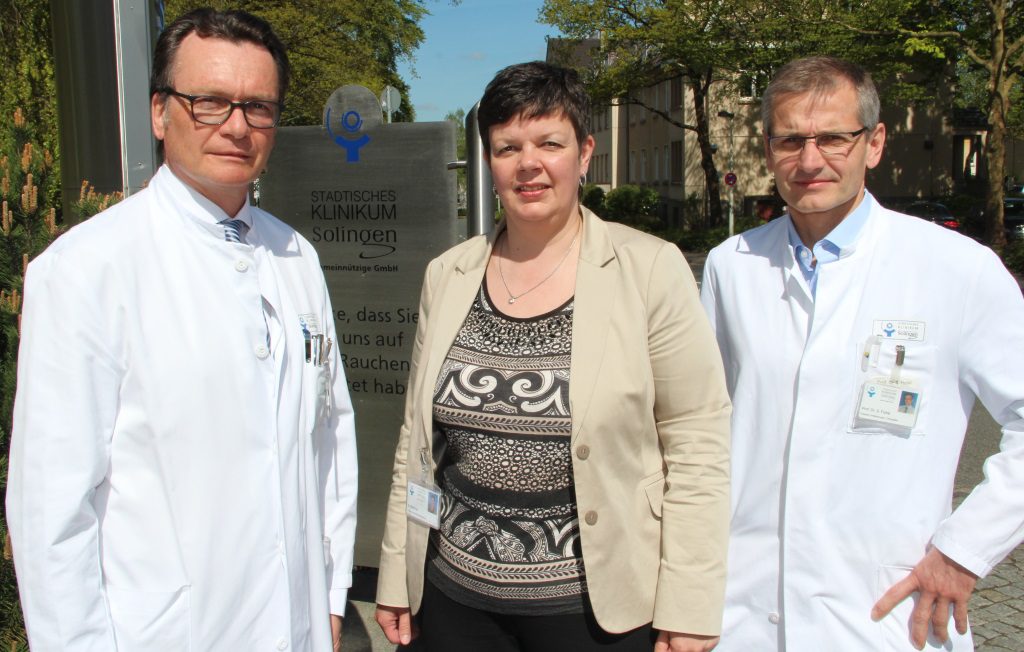 Klinikum-Chefin Barbara Matthies gemeinsam mit ihren Chefärzten Prof. Dr. Thomas Standl (li.) und Prof. Dr. Sascha Flohé