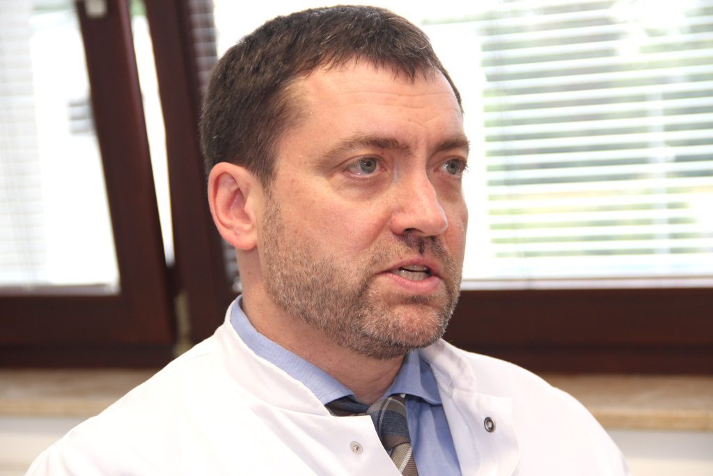 Prof. Dr. Marcel Dihné ist Chefarzt der Neurologie in der Lukas-Klinik. Er sieht in der Vergrößerung der "Stroke-Unit" des Hauses ein Mehr an Qualität in der Behandlung für seine Patienten / Fotos (2): B. Glumm