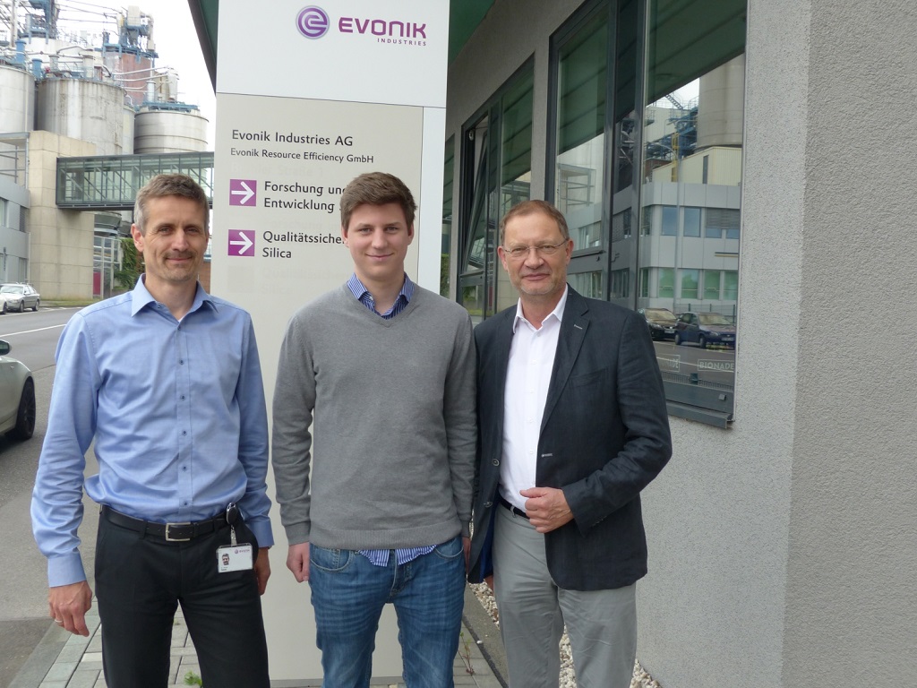 Dr. Thomas Pelster (l.), Leiter Forschung und Entwicklung, und Standortleiter Dr. Gerd Wolter (r.) begrüßten den 18-jährigen Johannes Hahmann (m.), der für einen Tag eine Führungsposition am Evonik-Standort Wesseling übernahm.